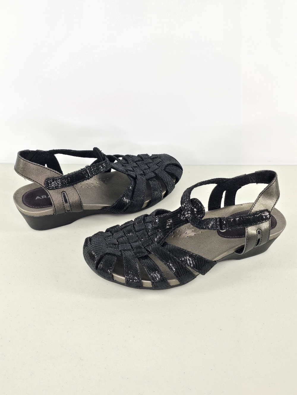 Aravon Standon Fisherman Black Pewter Snake Embossed Leather Sandals 6D 6 Wide